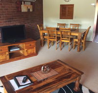 Cleveland Visitor Villas Motel  Shailer Park Garden Villas - Accommodation in Bendigo