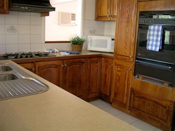 Australian Home Away @ Doncaster Grange Park - Accommodation in Bendigo 13