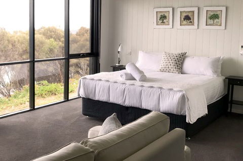 Hamptons On The Bay - Accommodation in Bendigo 6