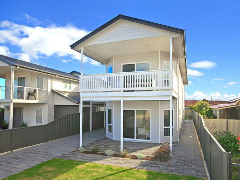 Century 21 SouthCoast: White Caps - Accommodation in Bendigo 0