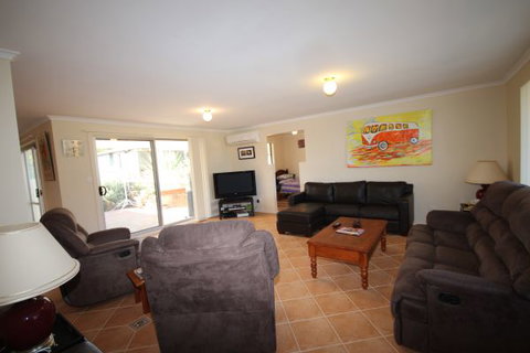 LJ Hooker Goolwa Holiday Rentals - 12 Willmett Road, Goolwa Beach - Accommodation in Bendigo 0