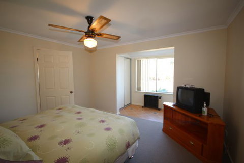 LJ Hooker Goolwa Holiday Rentals - 12 Willmett Road, Goolwa Beach - Accommodation in Bendigo 2