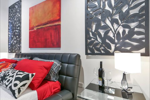 Barossa White House: The West Wing - Accommodation in Bendigo 2