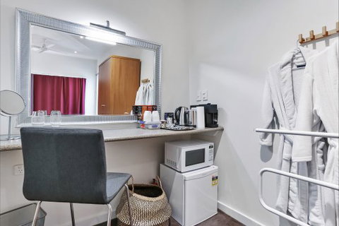 Barossa White House: The West Wing - Accommodation in Bendigo 6