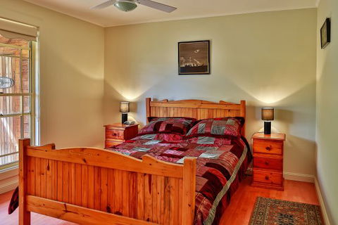 Coach House Hill Cottage - Accommodation in Bendigo 2