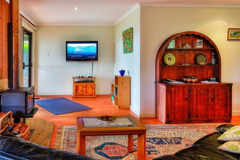 Coach House Hill Cottage - Accommodation in Bendigo 4