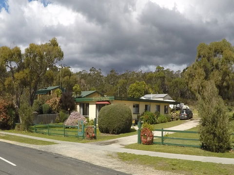 Binalong Bungalows - Accommodation in Bendigo 0