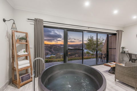 Eagle View Escape - Accommodation in Bendigo 0