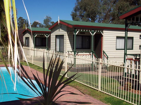 Parkes Country Cabins - Accommodation in Bendigo 0