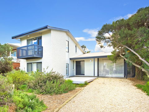 Century 21 SouthCoast: Tennis Elbow - Accommodation in Bendigo 0