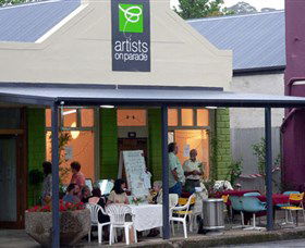 Artists On Parade Art Gallery - Accommodation in Bendigo 1