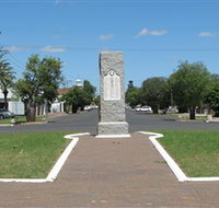 War Memorial and Heroes Avenue Roma - Accommodation in Bendigo