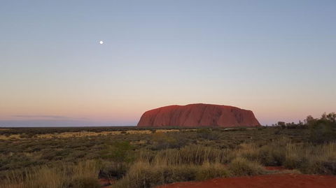 Uluru (Ayers Rock) Sunset With Outback Barbecue Dinner And Star Tour - Accommodation in Bendigo 2