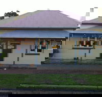 Teddy Bears Downstairs and Grandma's Feather Bed - Accommodation in Bendigo