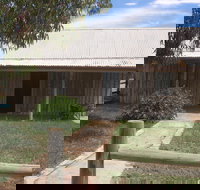 Early Settlers Cottage Solly's Hut