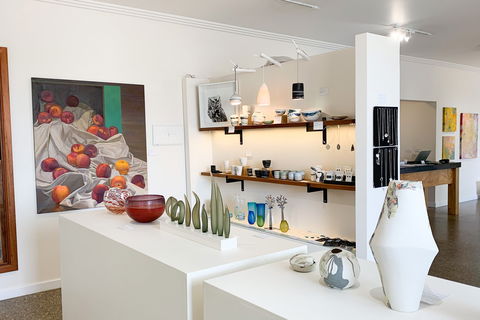 Suki And Hugh Gallery - Accommodation in Bendigo 2