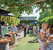 The Edinburgh Hotel and Cellars - Accommodation in Bendigo