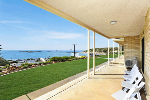 The Dolphins Beachfront Apartments - Accommodation in Bendigo 2