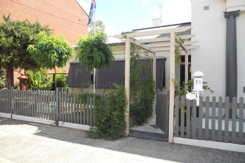 Montrose House - Accommodation in Bendigo 5