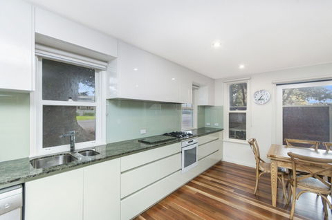 JOHANSSONS PERCH COTTAGE - Accommodation in Bendigo 4