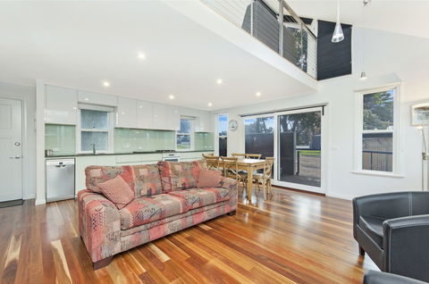 JOHANSSONS PERCH COTTAGE - Accommodation in Bendigo 0