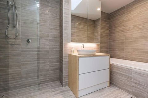 Executive 2 Storey Apartment With Pool - Accommodation in Bendigo 2