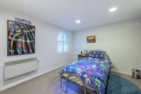 Exquisite 4 Bedroom House With Pool - Accommodation in Bendigo 6