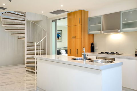 Glenelg Skyline Beachfront Penthouse, Adelaide - Accommodation in Bendigo 2