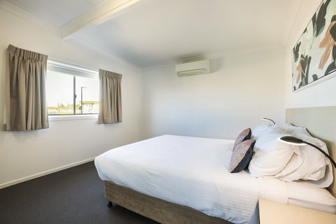 Nightcap At Golden Beach Tavern - Accommodation in Bendigo 1