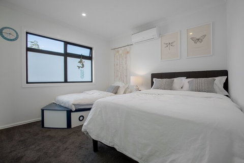 AUJOY 4 Bed Townhouse Burwood 2 - Accommodation in Bendigo 4
