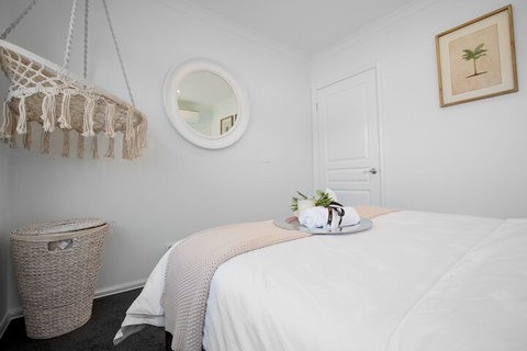 AUJOY 4 Bed Townhouse Burwood 2 - Accommodation in Bendigo 5