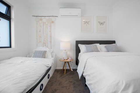 AUJOY 4 Bed Townhouse Burwood 2 - Accommodation in Bendigo 6