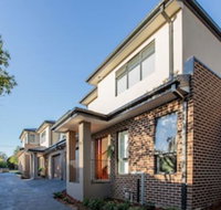 AUJOY 4 Bed Townhouse Burwood 2 - Accommodation in Bendigo