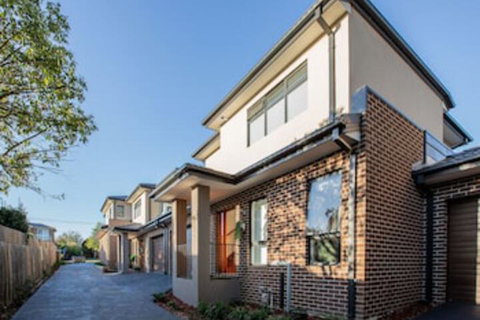 AUJOY 4 Bed Townhouse Burwood 2 - Accommodation in Bendigo 0