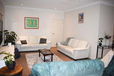 Large House With Pool - Accommodation in Bendigo 3