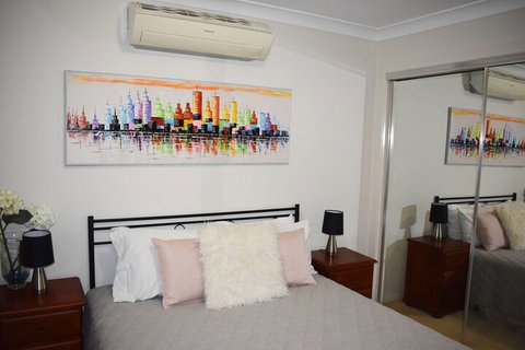 Large House With Pool - Accommodation in Bendigo 2