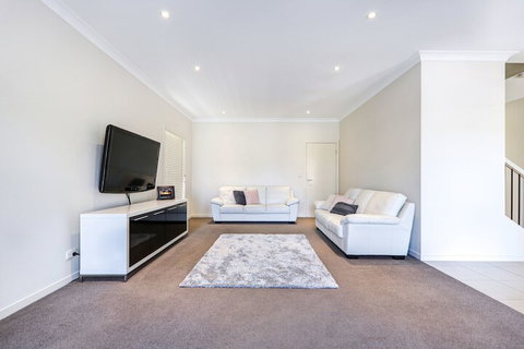 Large House With Pool - Accommodation in Bendigo 5