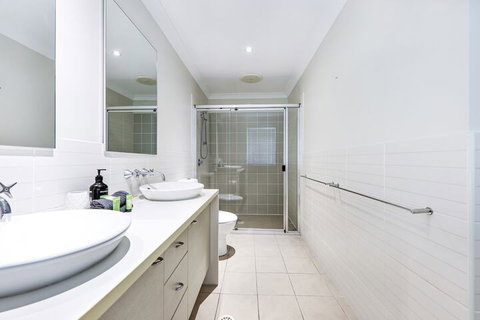 Large House With Pool - Accommodation in Bendigo 4