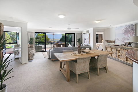 Cotton Tree Absolute Waterfront - Accommodation in Bendigo 2