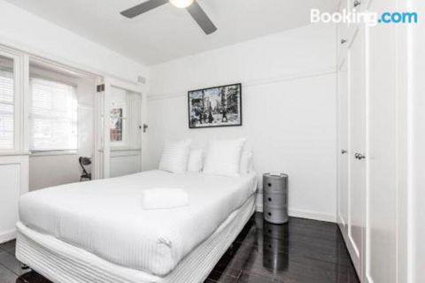 Two Bedroom Apartment In Elizabeth Bay & Potts Point - Accommodation in Bendigo 6