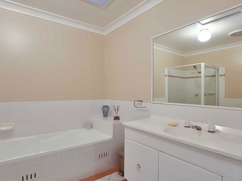 Sunset On Birubi Pet Friendly Air Con Water Views WIFI & Outdoor Spa - Accommodation in Bendigo 4