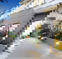 Kew Luxurious Townhouse