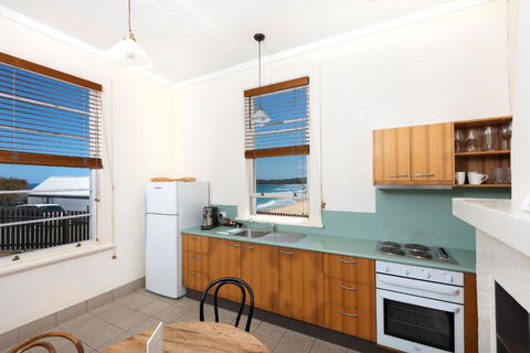 Seal Rocks Lighthouse Cottages - Accommodation in Bendigo 5