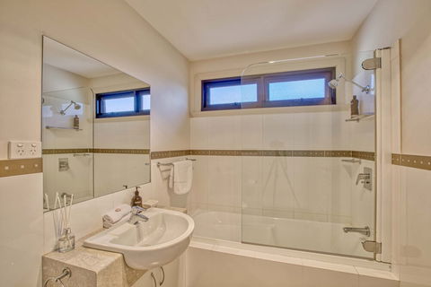 Georges Bay Luxury - Accommodation in Bendigo 1