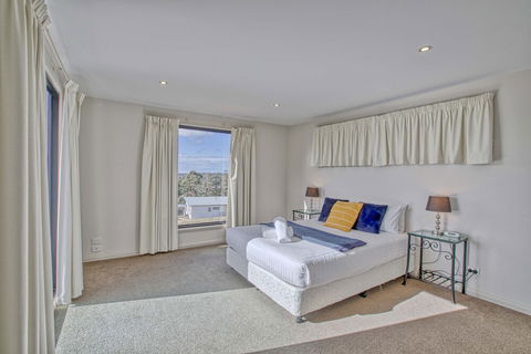 Georges Bay Luxury - Accommodation in Bendigo 3