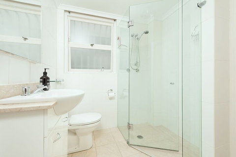 Harbour Front Single Level Apartment - Accommodation in Bendigo 2