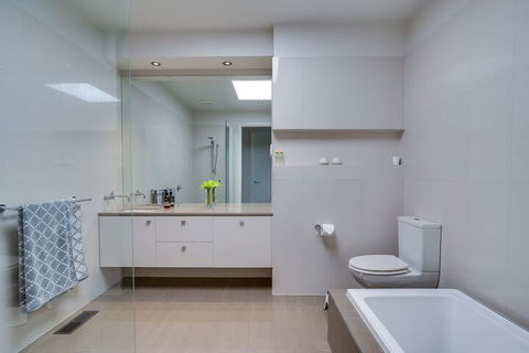 Kalina Retreat Tennis & Pool - Accommodation in Bendigo 7
