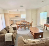 Spacious 2 Bed 2 Bath Villa Central Location Quiet - Accommodation in Bendigo