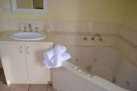 Lorne Cottages Ocean Views Log Fires & Spas - Accommodation in Bendigo 3
