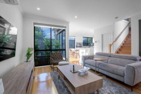 Impressive & Spacious New Townhouse@preston - Accommodation in Bendigo 0